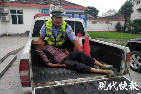 七旬老人触电倒地生命垂危 民警徒手拽开电线救人