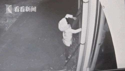 少女深夜偷盗保险柜