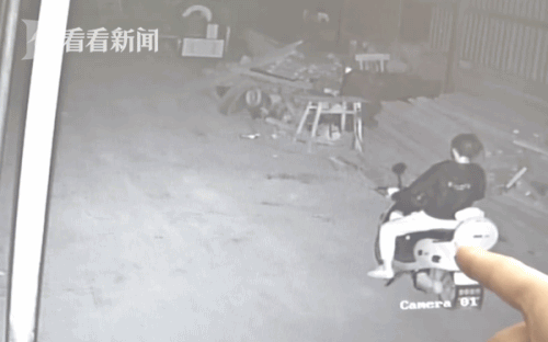 少女深夜偷盗保险柜