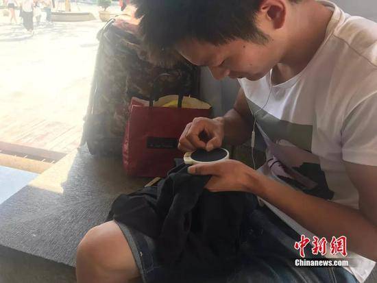 28岁小伙街边补衣服为生 靠这手艺在杭州成功买房