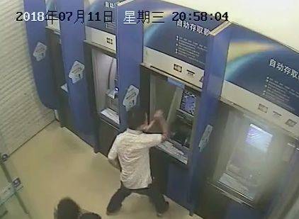 狂砸6台ATM机泄愤