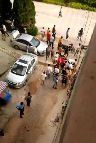 2018年6月30日锦屏镇因车祸聚众斗殴案件 30余人持钢管砍刀当街斗殴