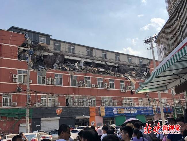 北京丰台顺和大厦顶层大面积坍塌，楼下多辆汽车被砸