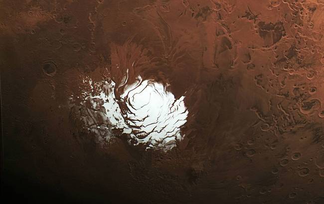 火星上发现第一个液态水湖 直径约20公里(组图)
