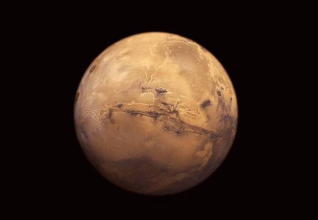 火星上发现第一个液态水湖 直径约20公里(组图)