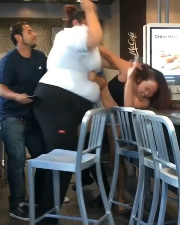 一名女顾客在麦当劳里遭强壮的员工暴打