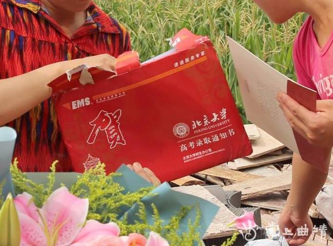 一家4口外出打工 小伙在工地上收到北大录取通知书