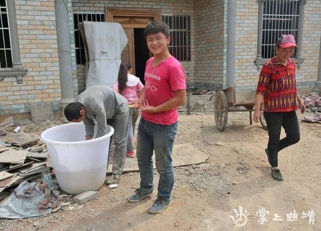 一家4口外出打工 小伙在工地上收到北大录取通知书