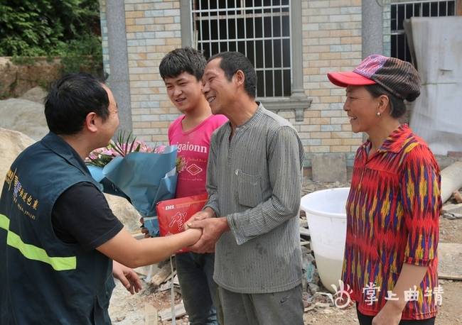 一家4口外出打工 小伙在工地上收到北大录取通知书