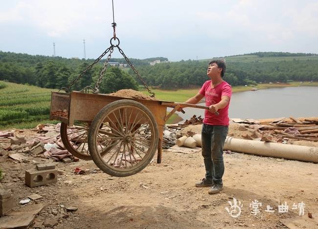 一家4口外出打工 小伙在工地上收到北大录取通知书