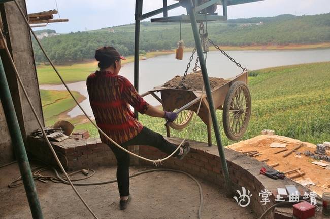 一家4口外出打工 小伙在工地上收到北大录取通知书