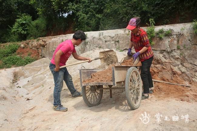 一家4口外出打工 小伙在工地上收到北大录取通知书