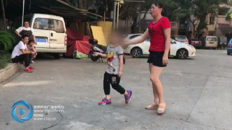 熊孩子点火吓唬狗引燃沙发