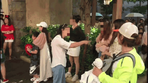 女子在迪士尼疑被摸臀 遭男童母亲辱骂殴打