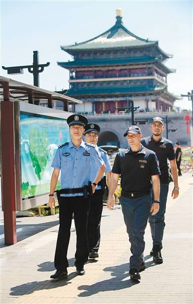 意大利警西安巡逻 游客赞叹西安越来越有国际范儿