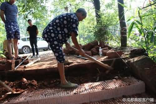 越野车辗碎千年古寺石梯引公愤 家属拉4车条石修复