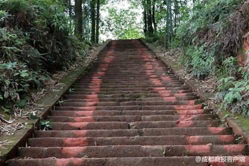 越野车辗碎千年古寺石梯引公愤 家属拉4车条石修复