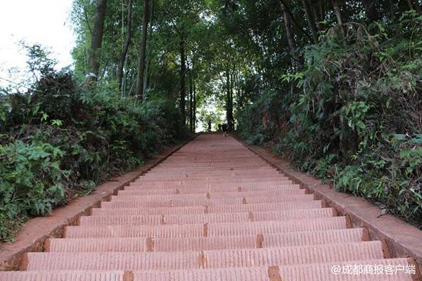 越野车辗碎千年古寺石梯引公愤 家属拉4车条石修复