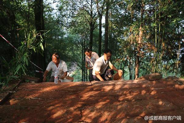 越野车辗碎千年古寺石梯引公愤 家属拉4车条石修复