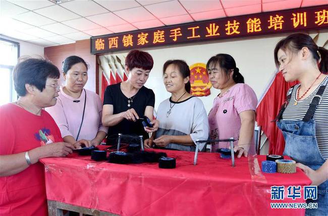 7月3日，手工艺培训老师（左三）对村民进行技能培训。