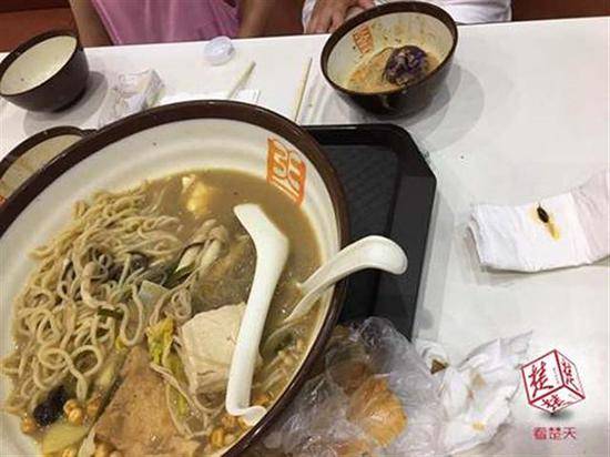 女子吃麻辣烫吃出死蟑螂 商家赔2瓶饮料称正整改