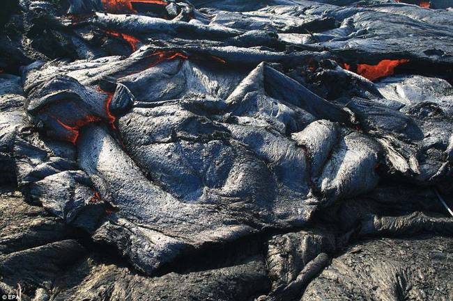 夏威夷火山喷发的熔岩 正在地底飞速流动扩散