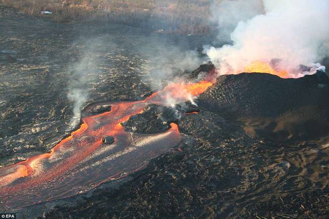 夏威夷火山喷发的熔岩 正在地底飞速流动扩散