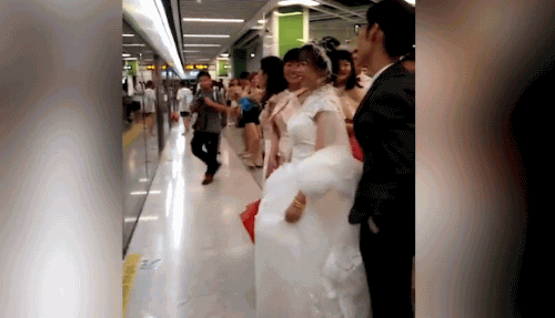 南宁24岁新娘乘地铁当“婚车”：觉得很酷，比攀比豪车好