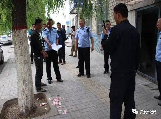 男子为炫耀当街撕毁千元人民币 被警告罚款