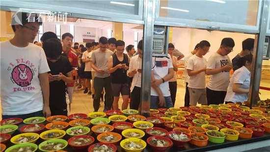 暴雨天大家都在躲雨 这所大学竟忙着在湖中捞鱼