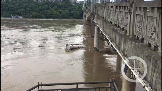 重庆一油罐车被洪水卷入涪江 擦桥而过距离仅一米