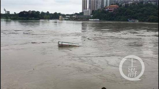 重庆一油罐车被洪水卷入涪江 擦桥而过距离仅一米
