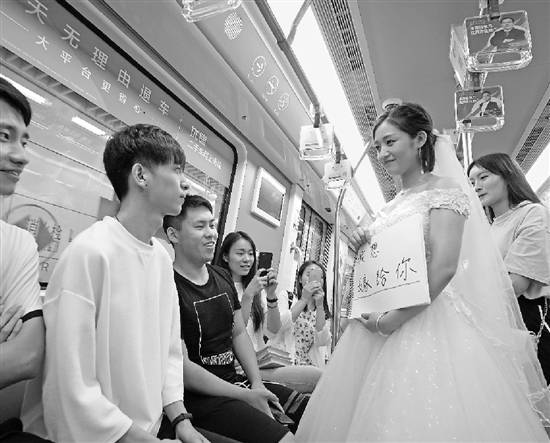“我想嫁给你!” 漂亮女孩地铁披婚纱向男友求婚