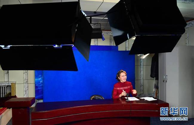 7月5日，克里斯蒂娜在珲春市一家电视台录制俄文新闻。