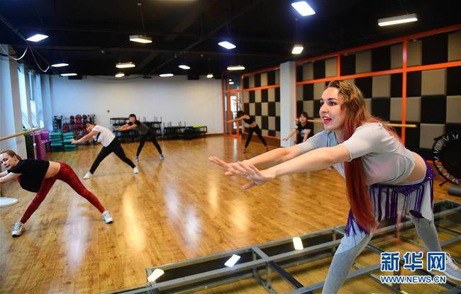 7月5日，克里斯蒂娜（右）在珲春市一家健身俱乐部担任舞蹈老师。
