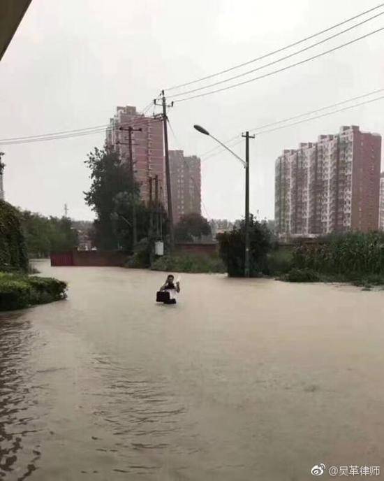 吴革律师称，站在齐腰深水中的男子是一名律师，前往看守所办案。 微博@吴革律师 图