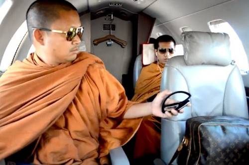 维拉蓬戴着太阳眼镜乘坐私人飞机，使用名牌旅行包