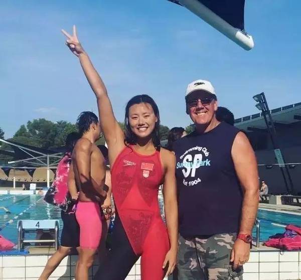 中国泳坛第一金花打破世界纪录，但肤白貌美的她已变得如此黝黑