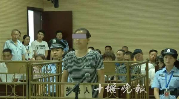 竹山县某服装公司老板胡某在法院接受审判。 本文图片均来自“十堰晚报”微信公众号
