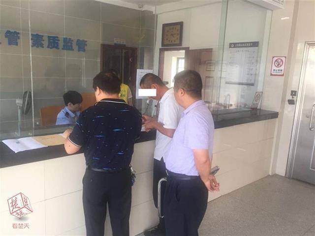 男子被骗了到派出所报警突然说不报了，民警一查将他拘留原来吸过毒