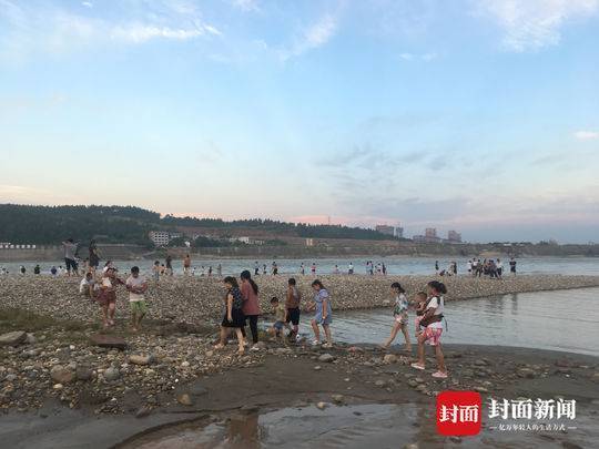 四川网红沙滩1周内1死2失踪 禁游牌前上百人游泳