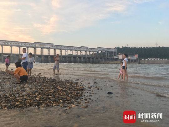 四川网红沙滩1周内1死2失踪 禁游牌前上百人游泳