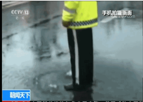 杭州交警雨中充当“井盖石” 确保过往车辆安全