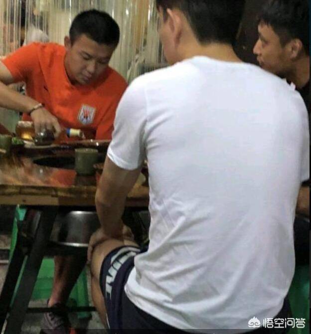 鲁能重罚三名外出吃饭饮酒球员，被球迷拍了照片是重要证据
