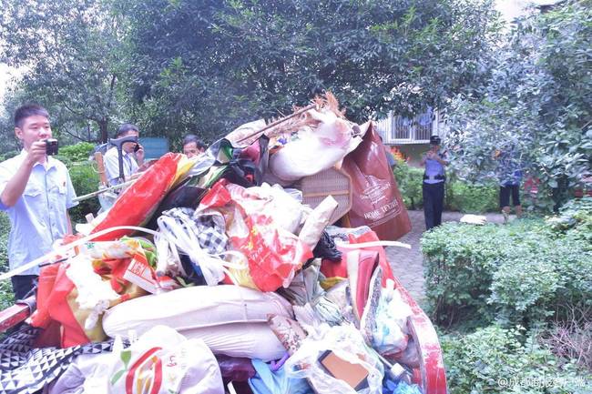 女子爱好收藏垃圾被邻里起诉 16人1天运出30车垃圾