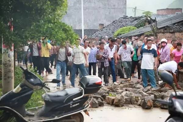 执法遭两百人追打4公里 上百人被带回调查