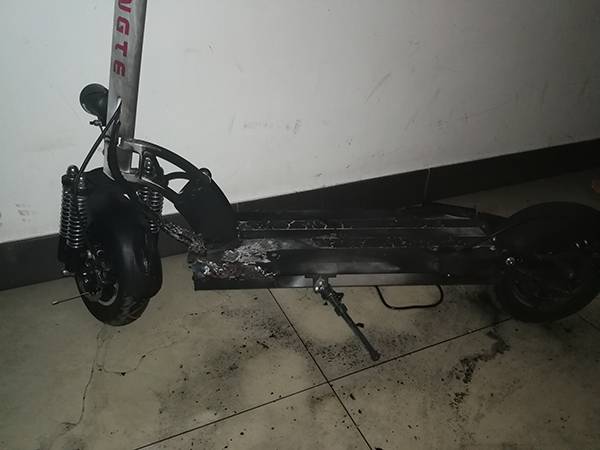 可怕！滑板车充电爆炸 整个过程仅18秒 
