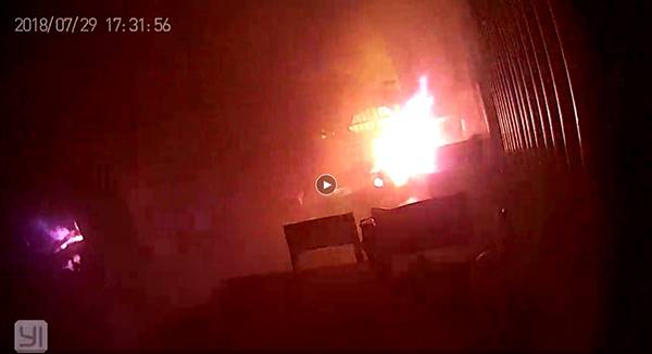 可怕！滑板车充电爆炸 整个过程仅18秒 