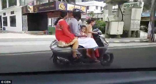 老司机！5岁女孩开摩托 载父母和3岁妹妹上路狂奔