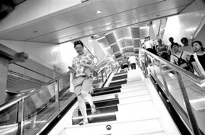西安一地铁站“钢琴楼梯”走红